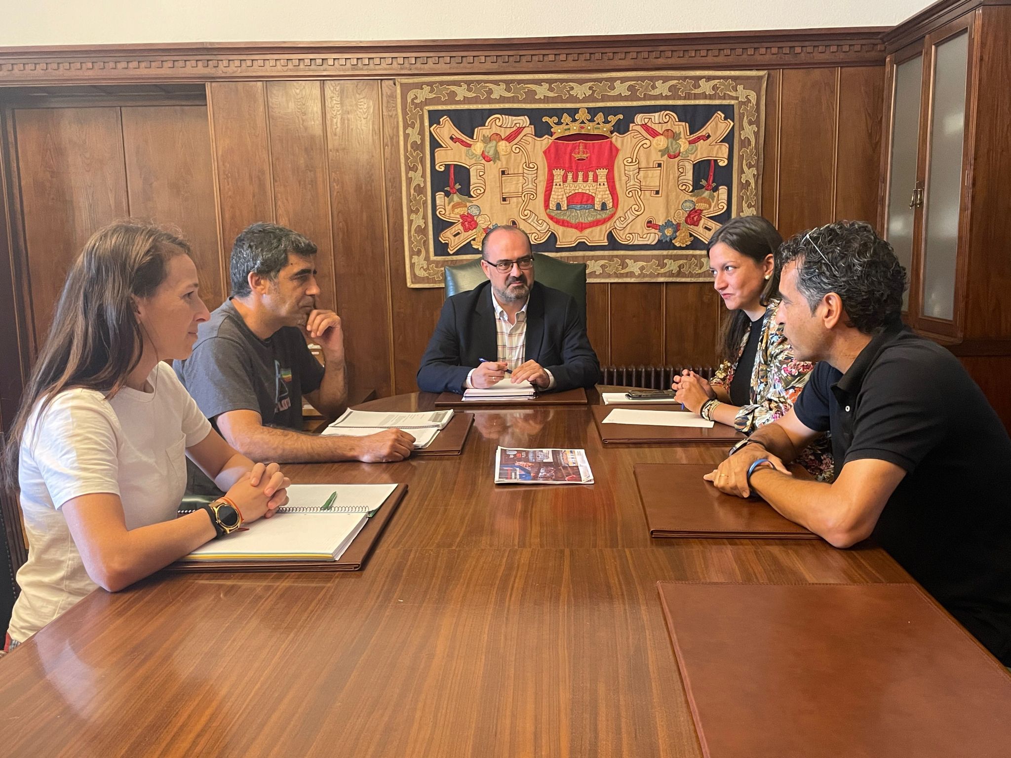 Marco Morala se reúne con el Club Baloncesto Ciudad de Ponferrada y expresa su compromiso con el deporte ponferradino 1