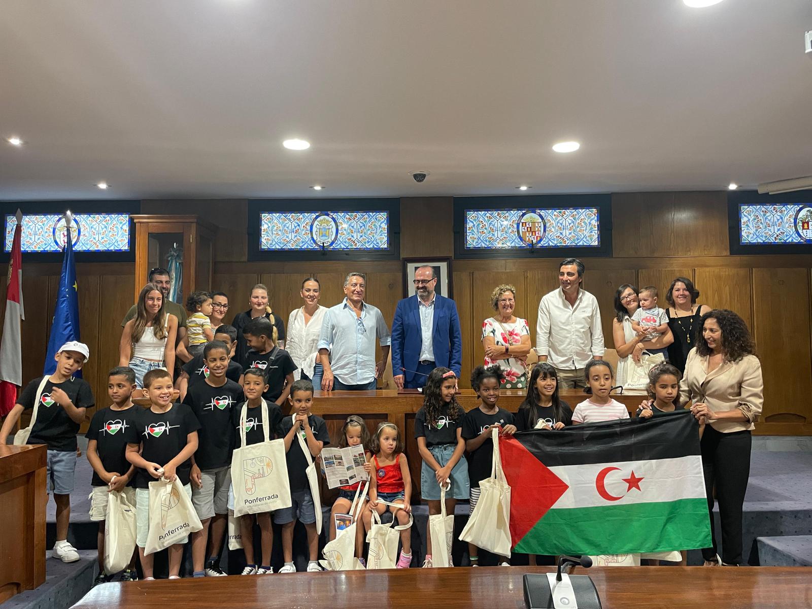 El alcalde de Ponferrada recibe en el Ayuntamiento a un grupo de niños saharauis 1