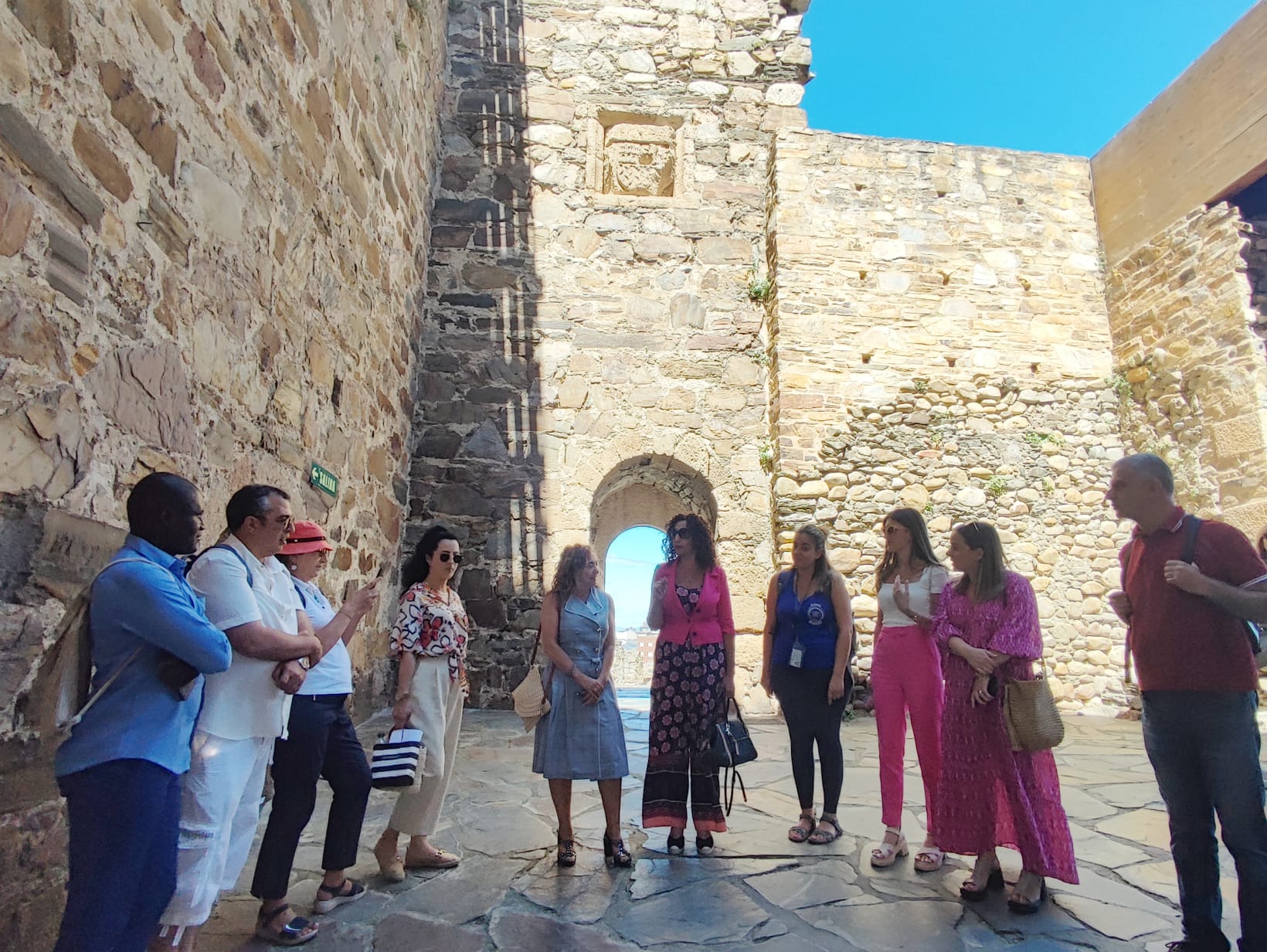 Profesores de diferentes universidades del mundo visitan el Castillo y el casco antiguo de Ponferrada 1