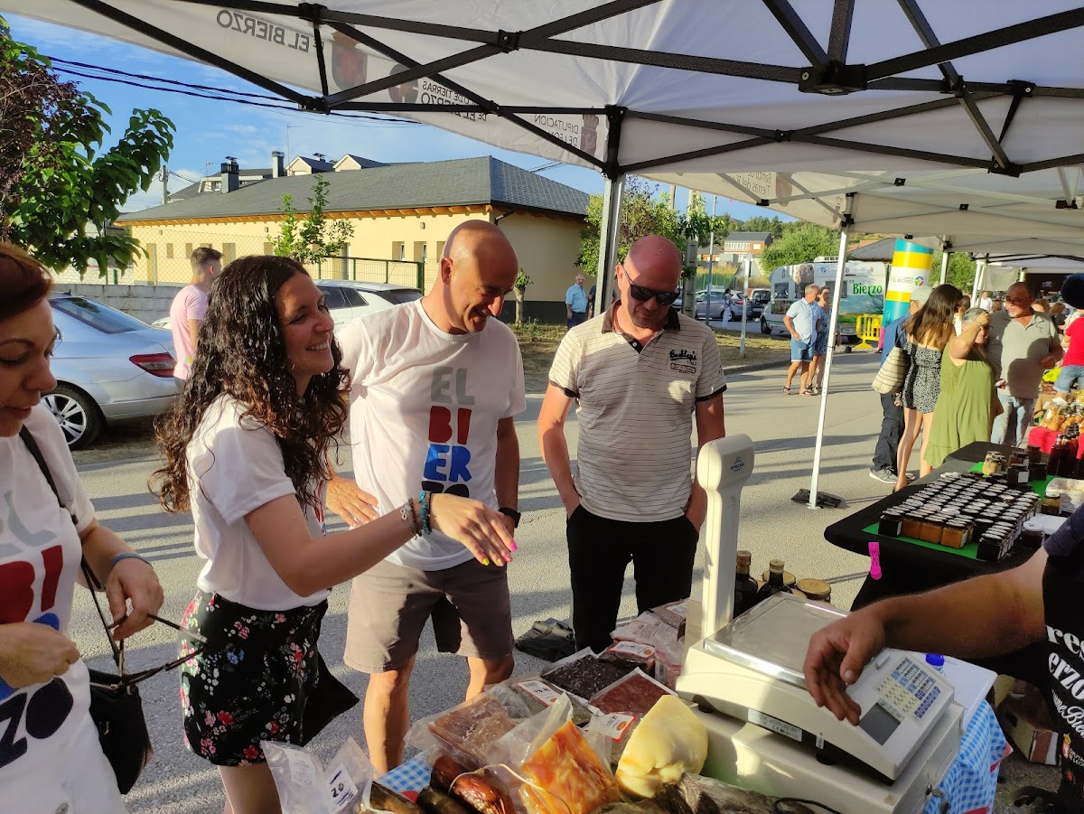 Celebrada la ' Feria 'Apostando por el Bierzo, naturalmente' en Puente de Domingo Flórez 1