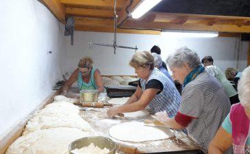 Villanueva de Valdueza encendió su horno vecinal para celebrar la fiesta del verano con pan, empanada y roscón 5