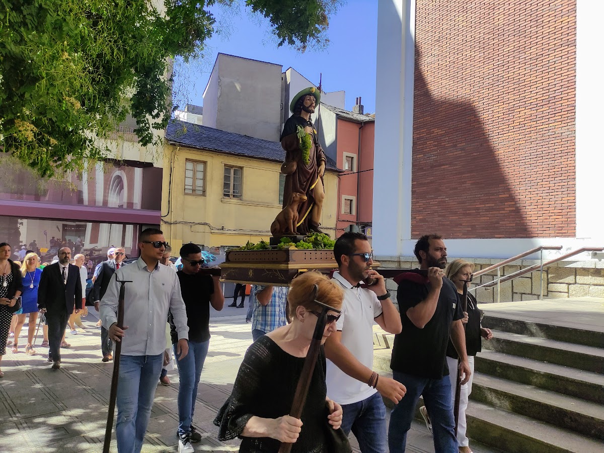 Ponferrada renueva el Voto de la Villa con misa, procesión y regalo de uvas a los asistentes 1