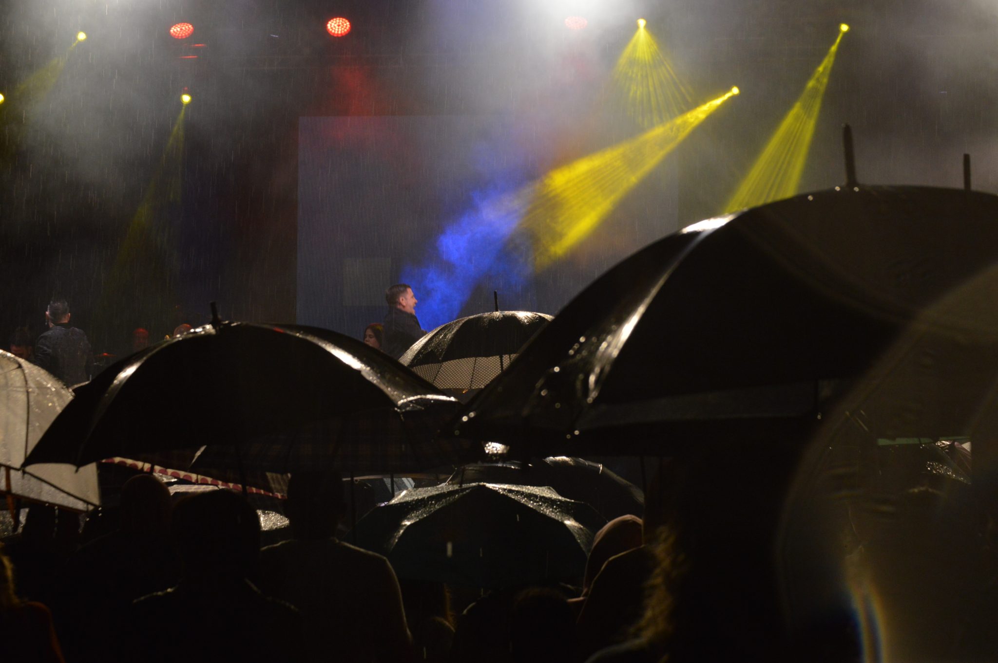 El cristo 2023 | Andy y Lucas ofrecen su concierto bajo la lluvia y ante un manto de paraguas 18