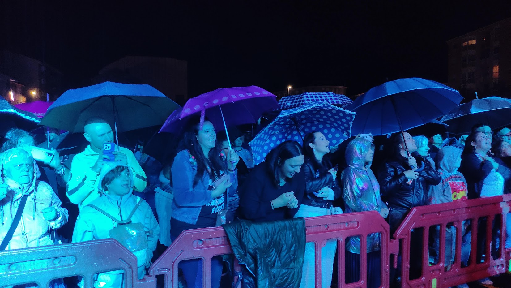 El cristo 2023 | Andy y Lucas ofrecen su concierto bajo la lluvia y ante un manto de paraguas 34