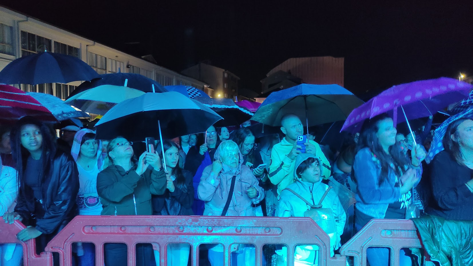 El cristo 2023 | Andy y Lucas ofrecen su concierto bajo la lluvia y ante un manto de paraguas 33