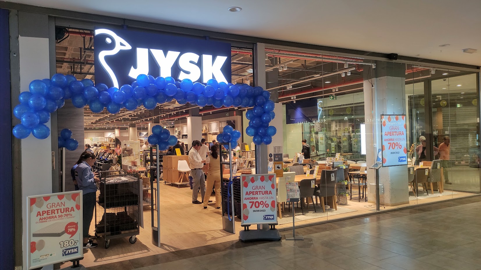 Expectación y gran asistencia de público en la apertura de JYSK Ponferrada en el CC El Rosal 1