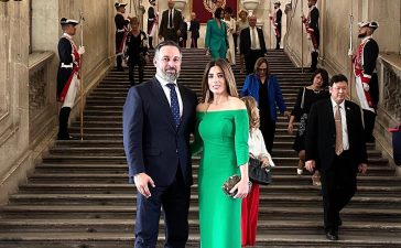La mujer de Santiago Abascal, Lidia Bedman, acude al desfile del 12 de octubre y a la recepción de la familia Real vestida de Silvia Fernández 6