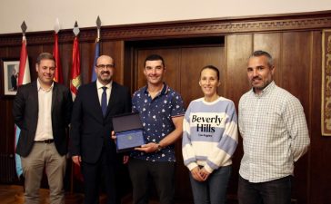 Ponferrada reconoce a Miguel Ángel Fernández su tercera victoria en el campeonato de España SM Road +30.” 1