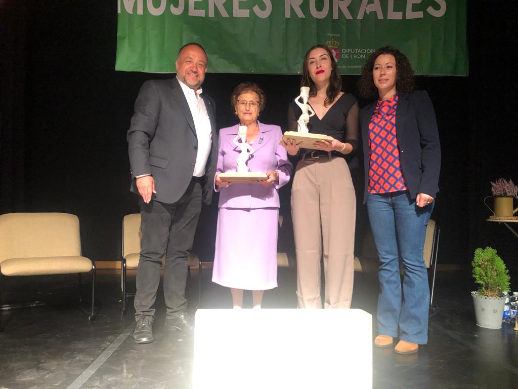 El presidente Gerardo Álvarez Courel elogia a las galardonas y a las mujeres rurales en el acto institucional celebrado en Carrizo: "Sin vosotras no hay nosotros. Sin ellas, no hay todos” 1