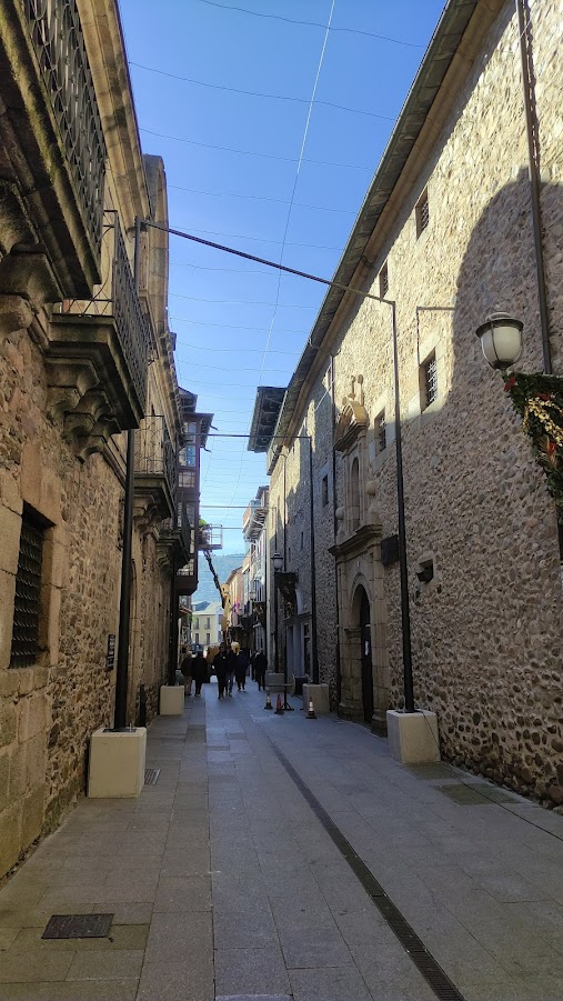 La Calle del Reloj se iluminará en Navidad con 5.000 luces soportadas en una estructura que no tocará las fachadas 4