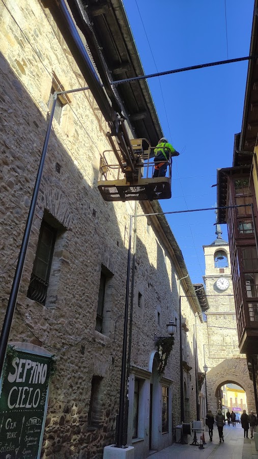 La Calle del Reloj se iluminará en Navidad con 5.000 luces soportadas en una estructura que no tocará las fachadas 2