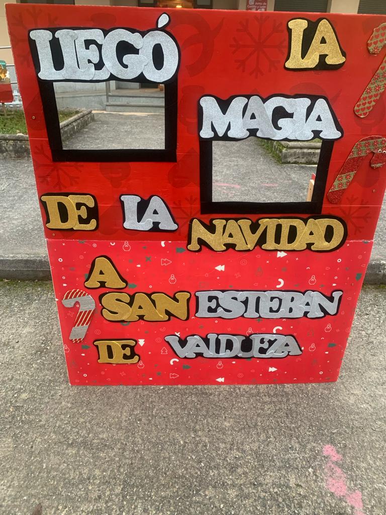 San Esteban de Valdueza decora también sus calles con motivos navideños realizados con materiales reciclados 27