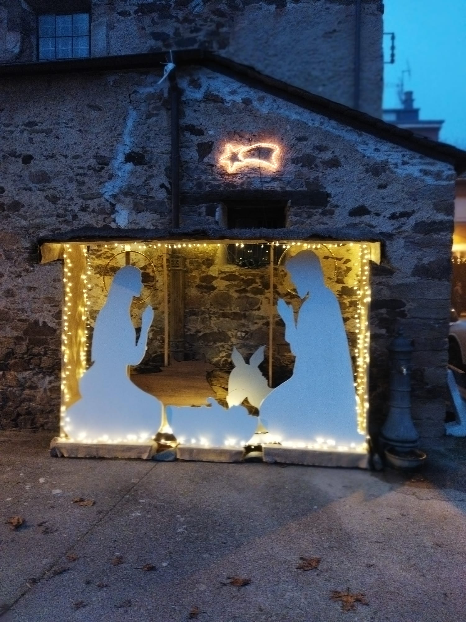 San Esteban de Valdueza decora también sus calles con motivos navideños realizados con materiales reciclados 6