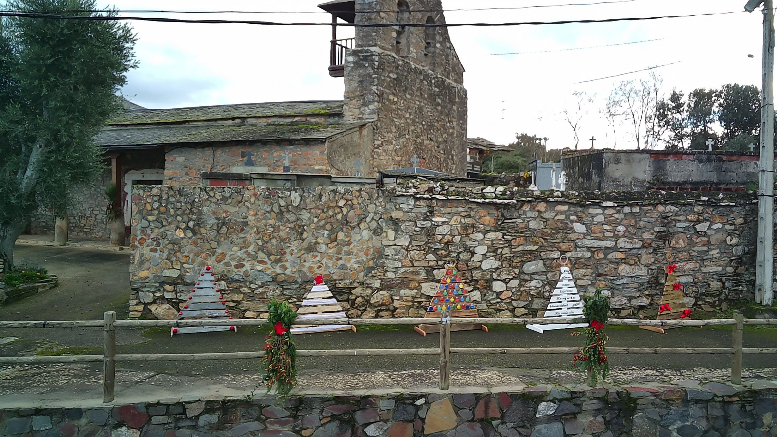 La Campañana (Carucedo) se anima a la decoración navideña del pueblo para animar las fiestas navideñas 8