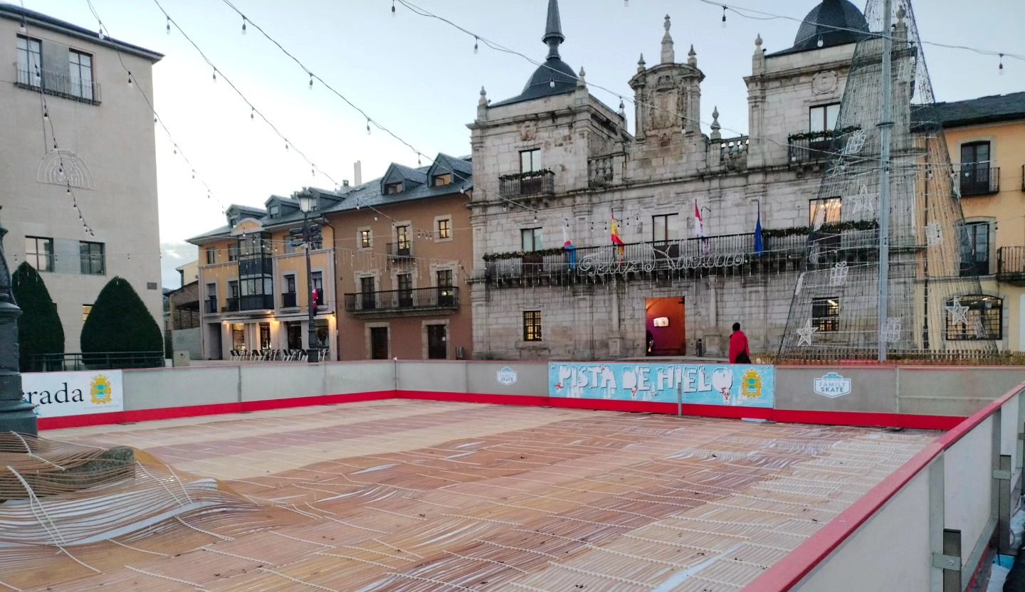 La pista de Hielo instalada en la Plaza del Ayuntamiento de Ponferrada comienza a tomar forma 1