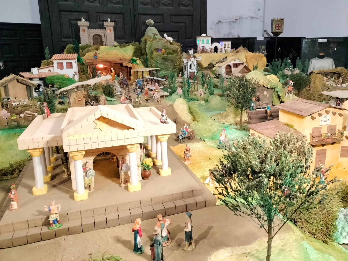 El Belén Artesano instalado en el Museo de las Cofradías de Ponferrada abre sus puertas 1
