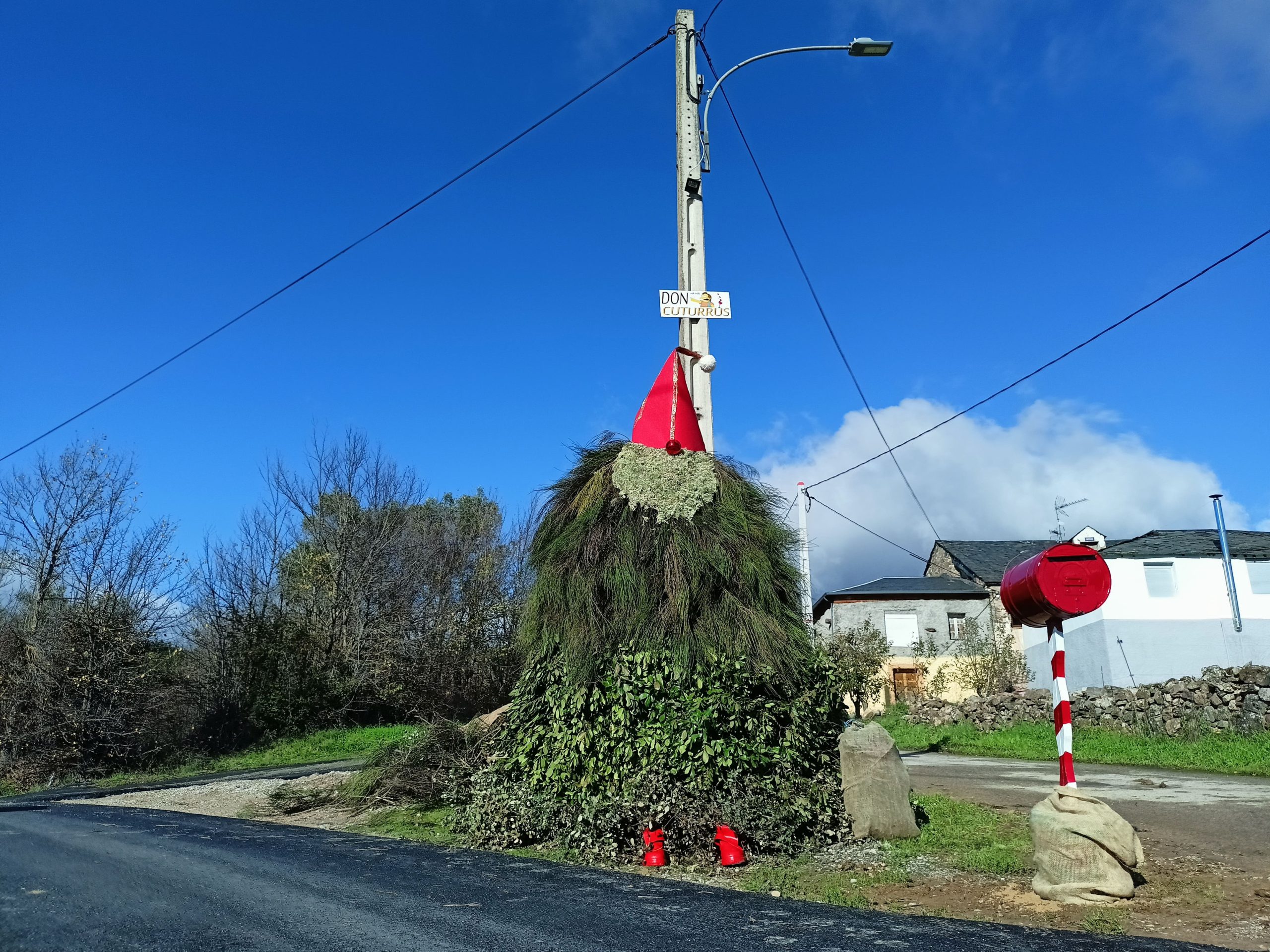 La Campañana (Carucedo) se anima a la decoración navideña del pueblo para animar las fiestas navideñas 1