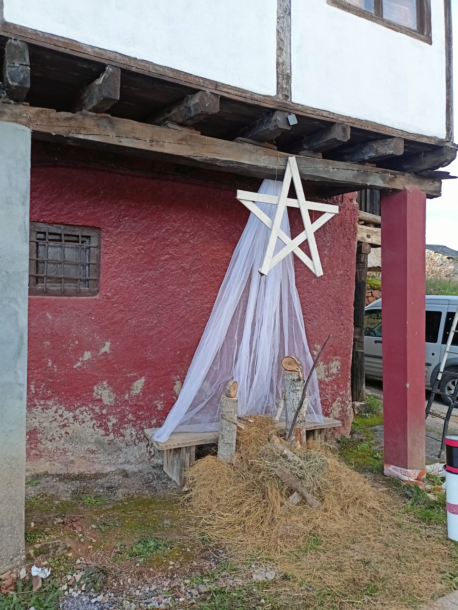 La Campañana (Carucedo) se anima a la decoración navideña del pueblo para animar las fiestas navideñas 4