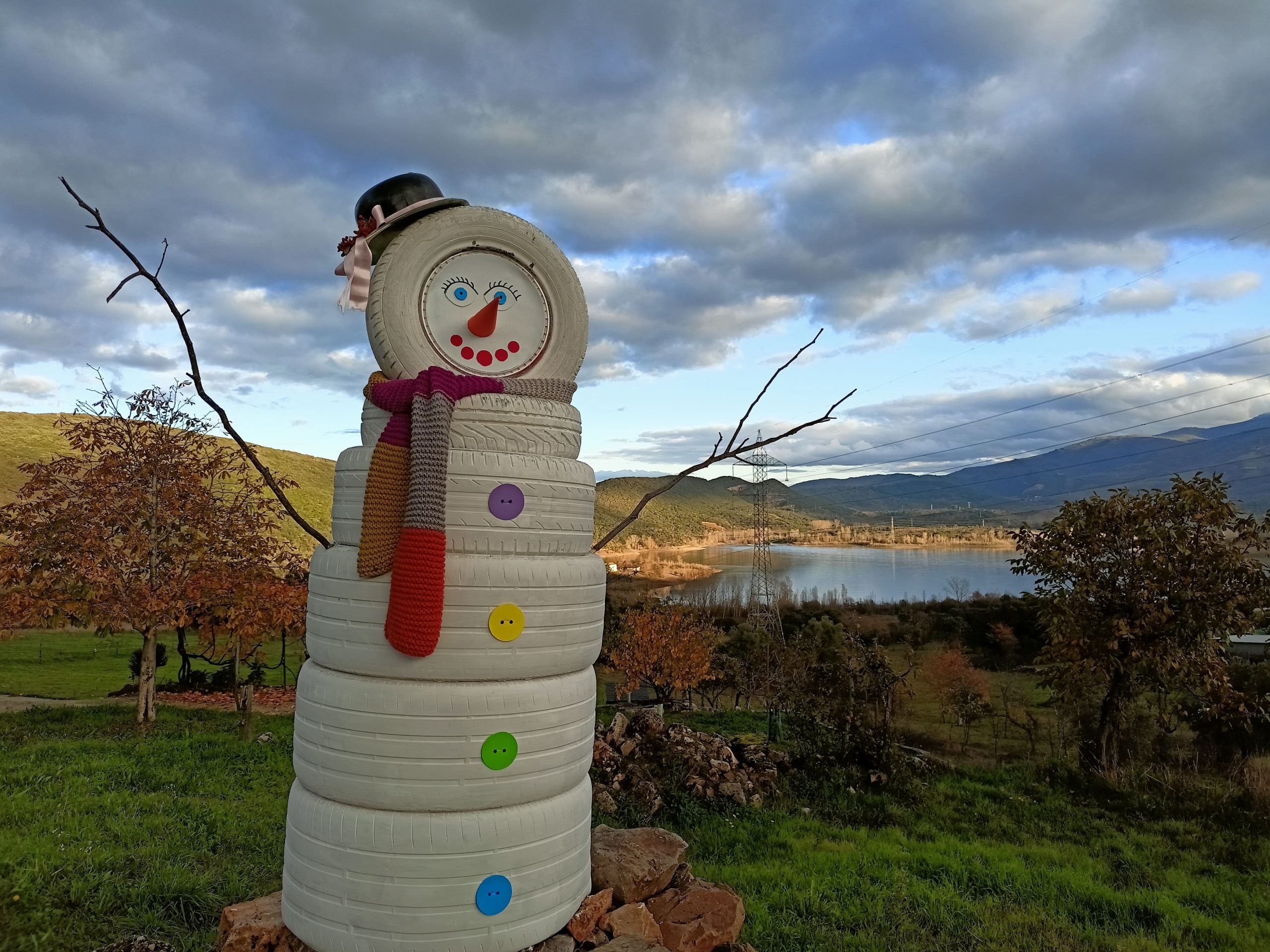 La Campañana (Carucedo) se anima a la decoración navideña del pueblo para animar las fiestas navideñas 3