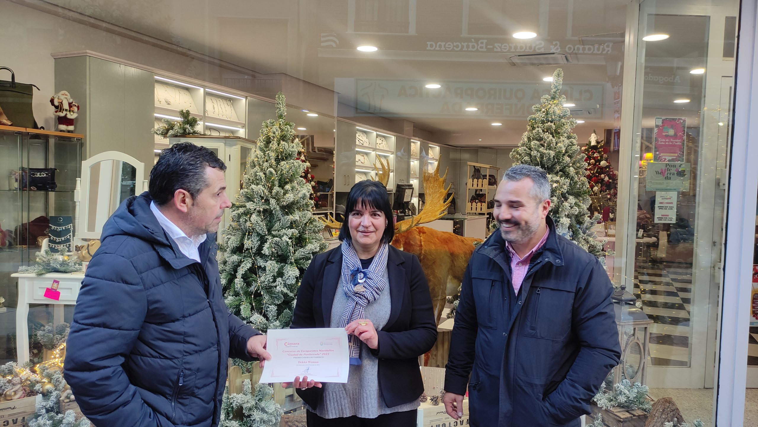 La Clinica Dental La Puebla 39 y la tienda de complementos Dekko Woman ganadores del concurso de escaparates navideños 4