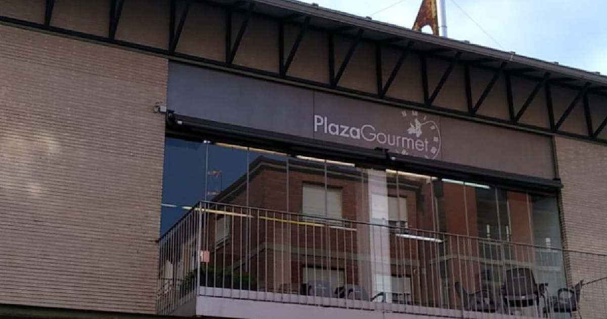 Plaza Gourmet y el mercado de Abastos incorporan toldos en las terrazas exteriores 1