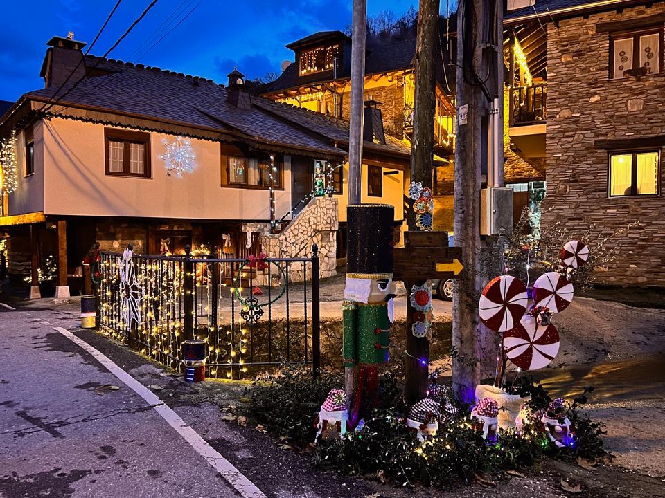 Los vecinos de San Clemente de Valdueza llenan sus calles de color y alegría navideña 10