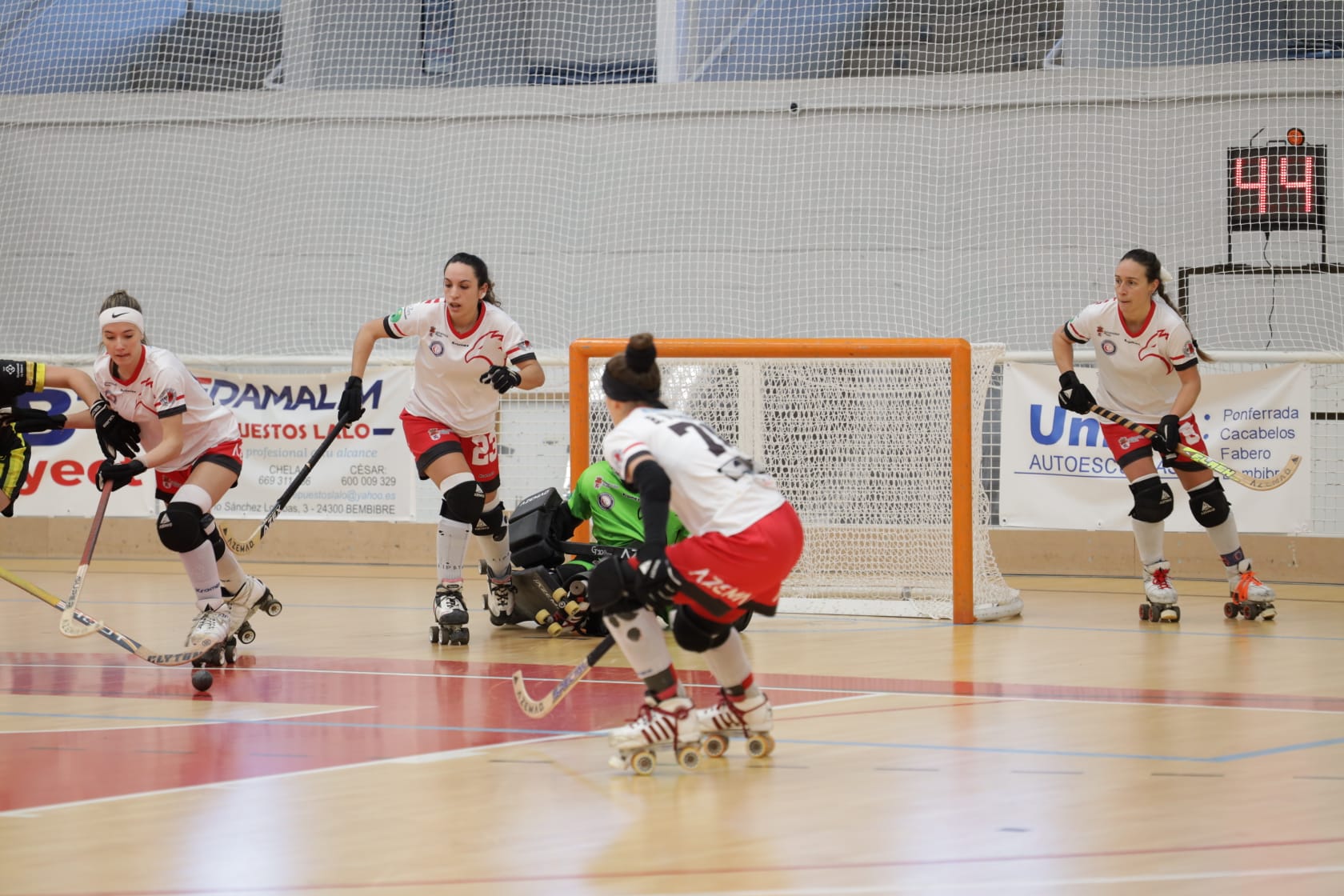 El bembibre Hockey cosecha una nueva victoria en casa por tres tantos a dos ante el Mataró 1