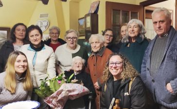 Emotiva Celebración en San Esteban de Valdueza: Los Vecinos Sorprenden a Doña Manuela en su Centenario 7