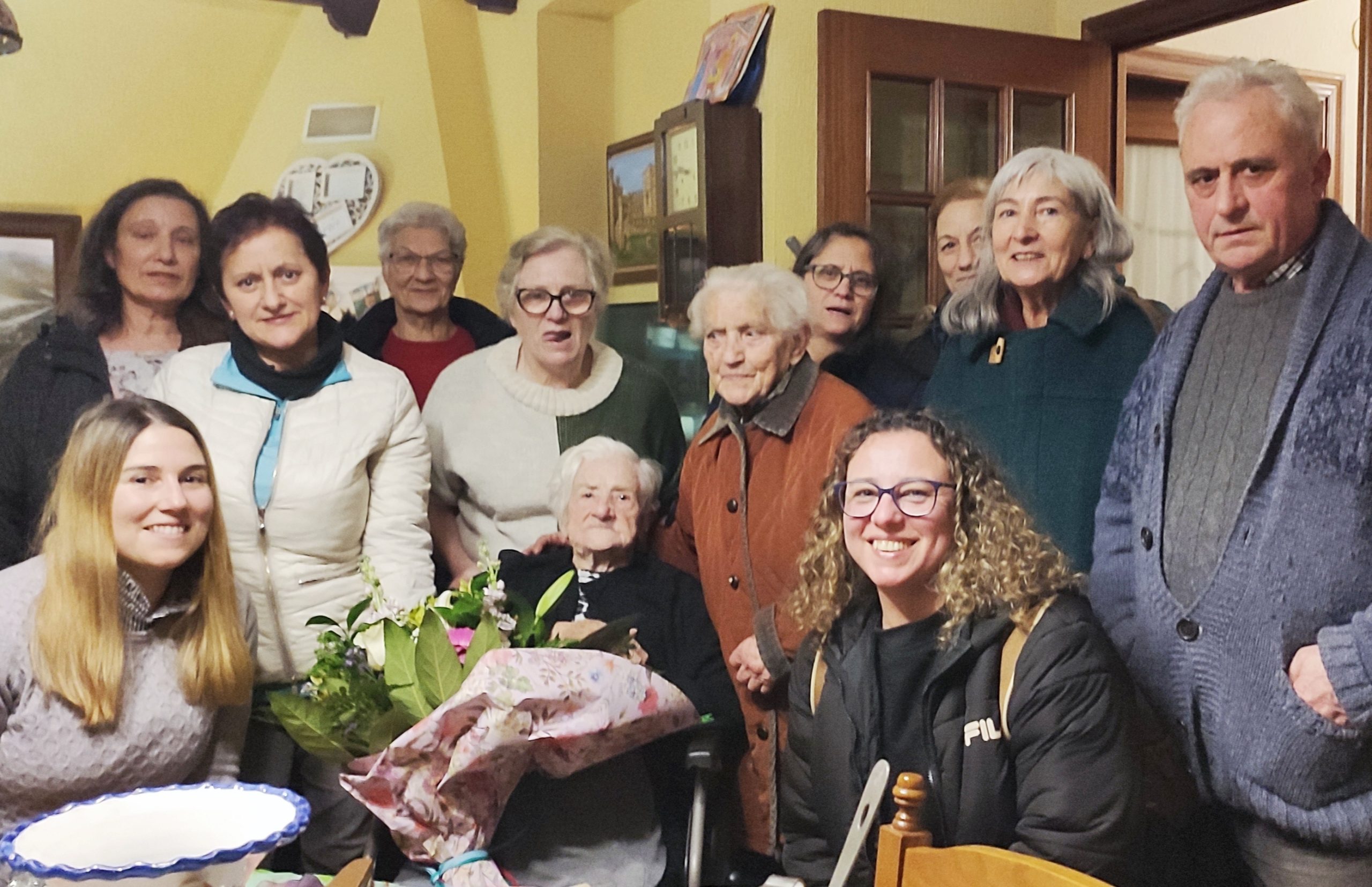 Emotiva Celebración en San Esteban de Valdueza: Los Vecinos Sorprenden a Doña Manuela en su Centenario 1