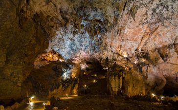 Cerca de 60.000 personas visitaron la cueva de Valporquero la pasada temporada    3