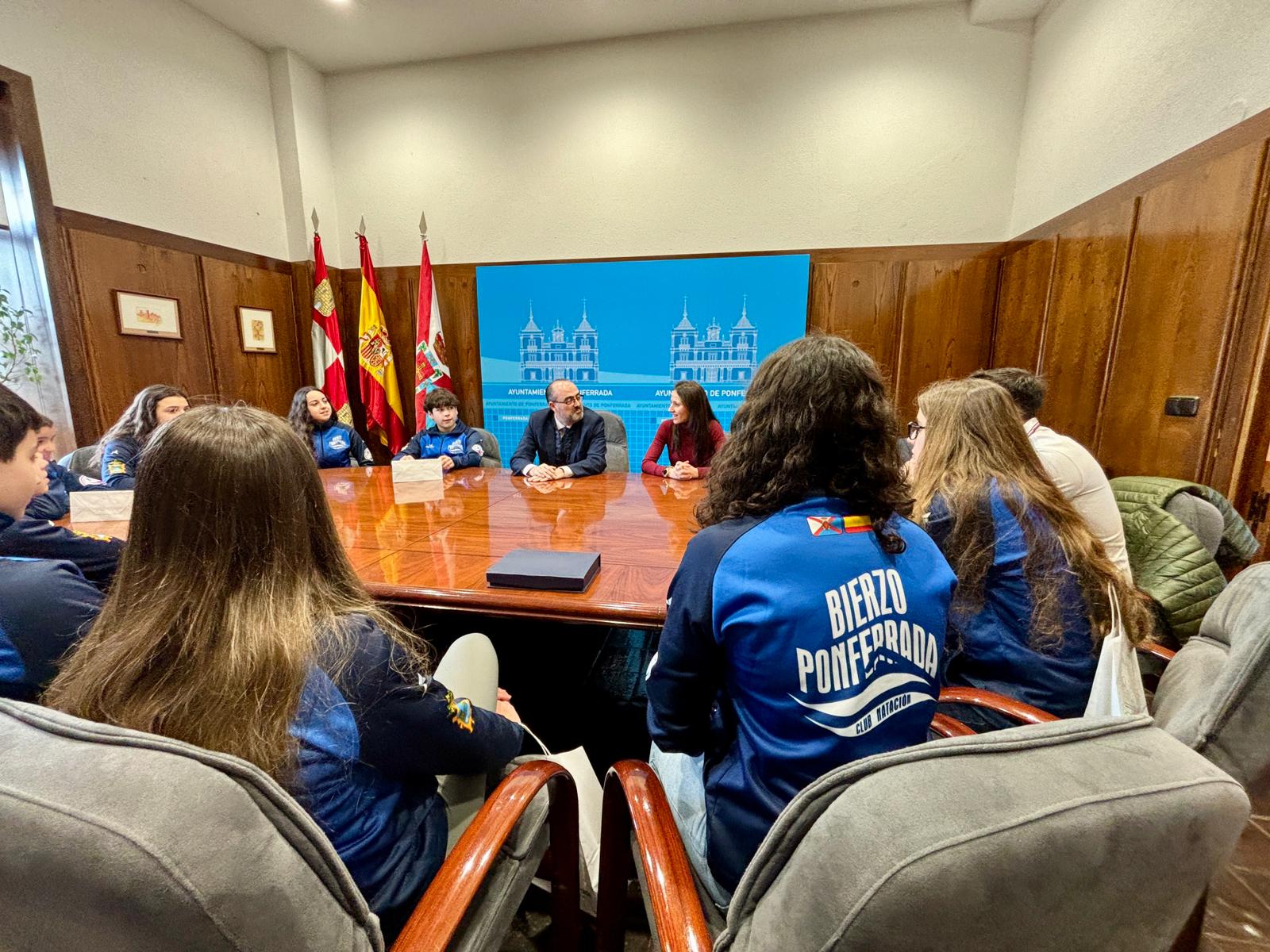 El Ayuntamiento de Ponferrada reconoce al Club Natación Bierzo por sus éxitos 1