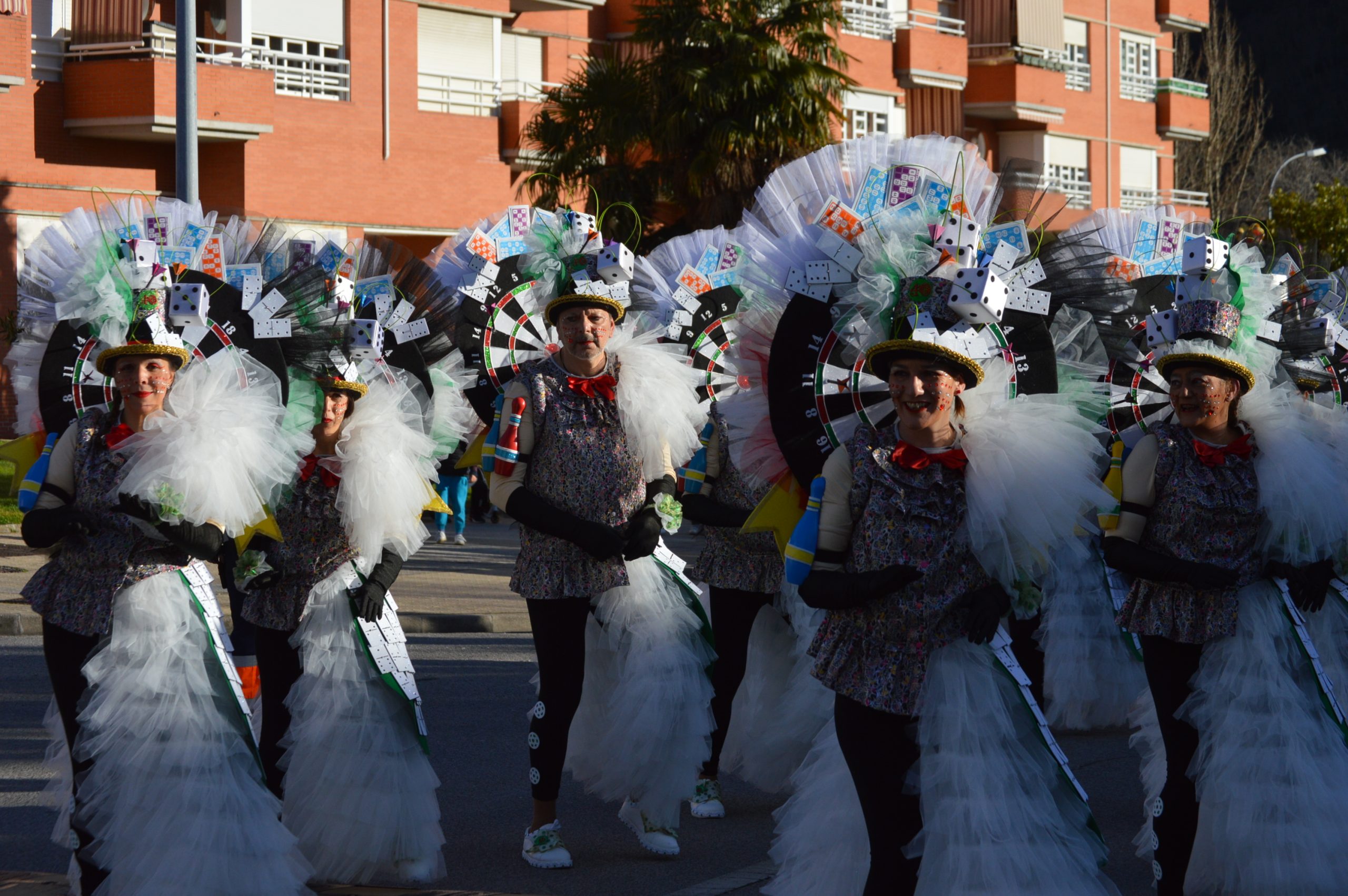 Carnavales en Ponferrada, el sol saca a la calle a miles de ponferradinos para disfrutar del desfile 107