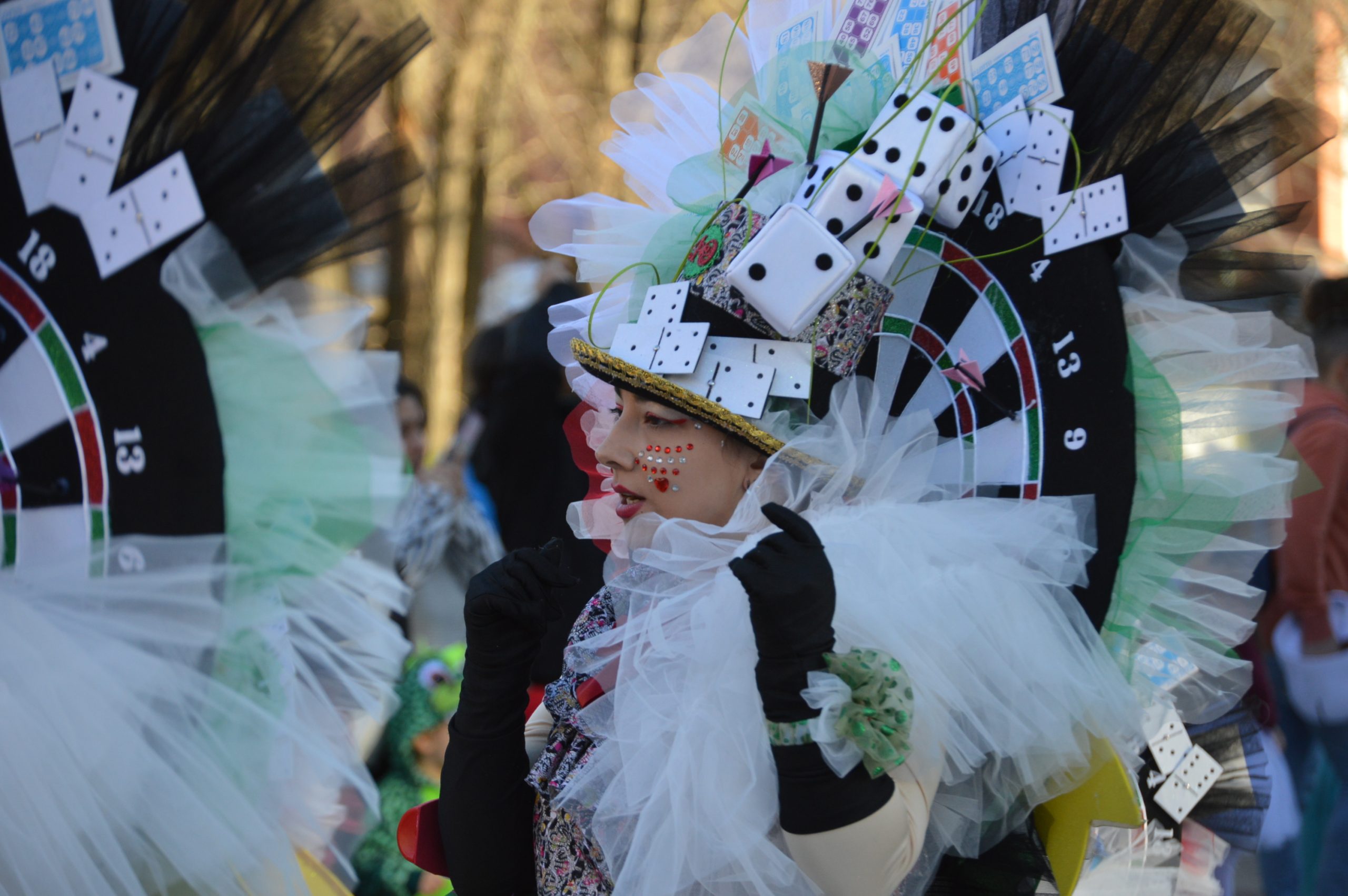 Carnavales en Ponferrada, el sol saca a la calle a miles de ponferradinos para disfrutar del desfile 95
