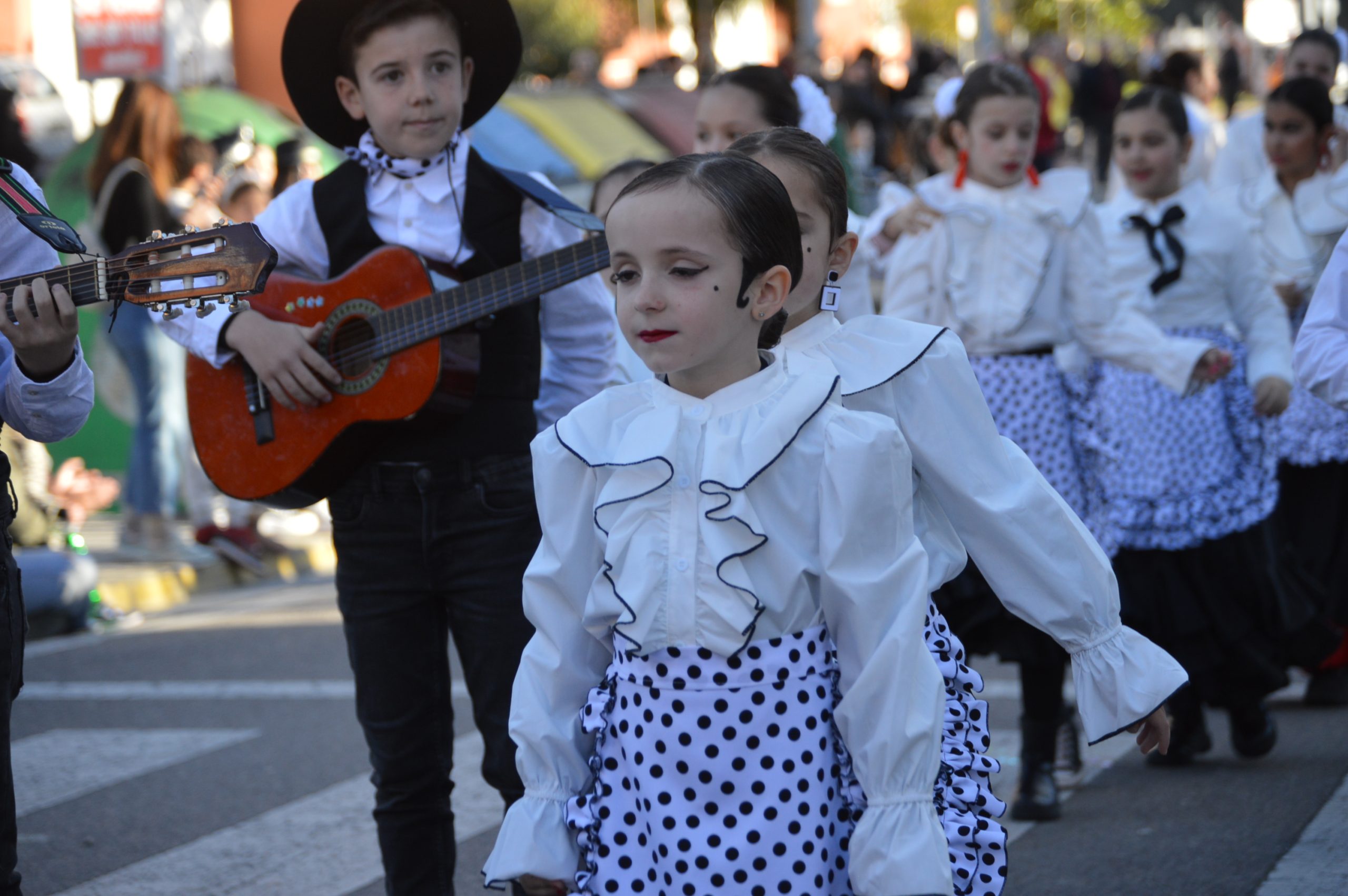 Carnavales en Ponferrada, el sol saca a la calle a miles de ponferradinos para disfrutar del desfile 77