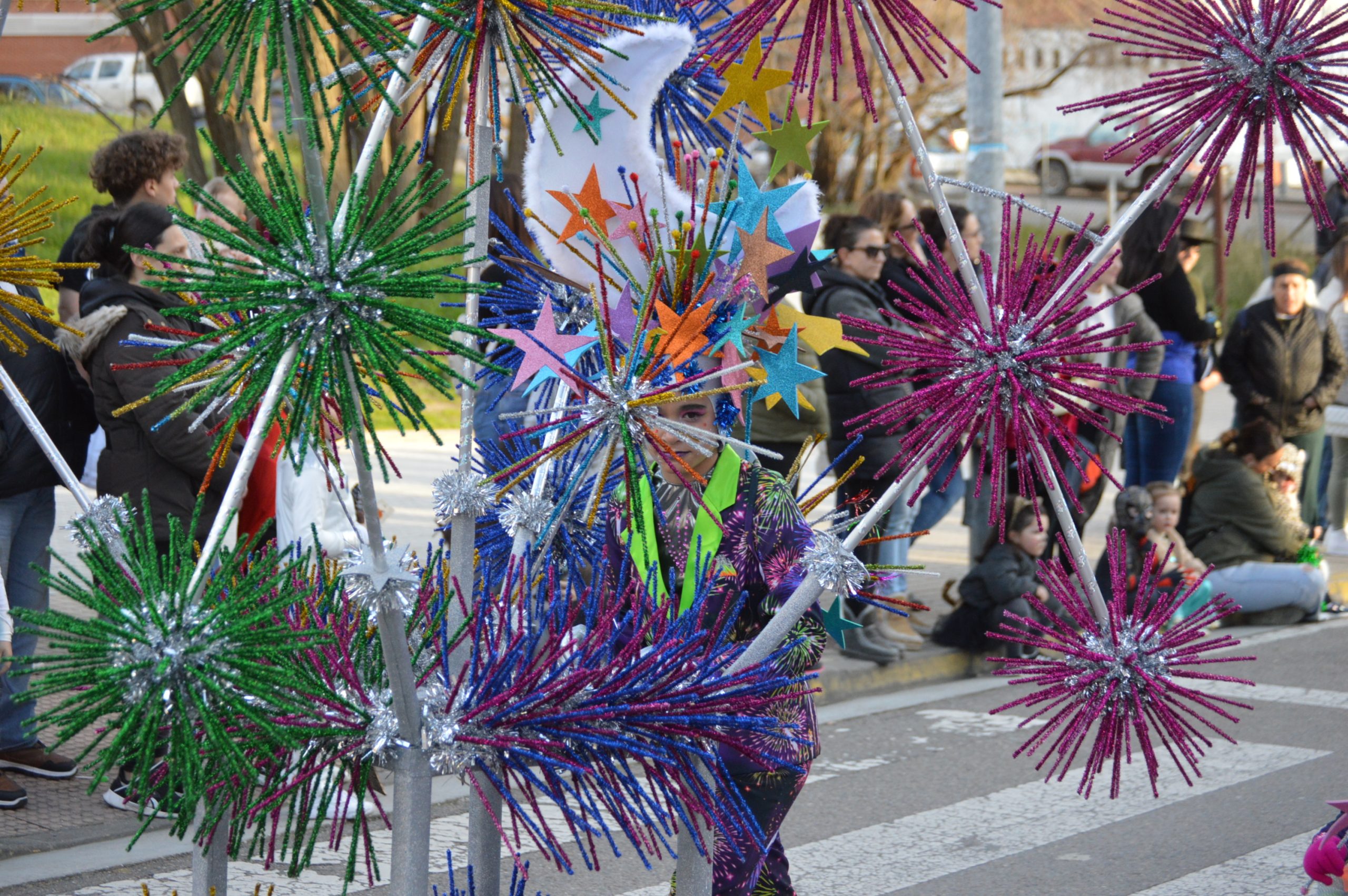 Carnavales en Ponferrada, el sol saca a la calle a miles de ponferradinos para disfrutar del desfile 65