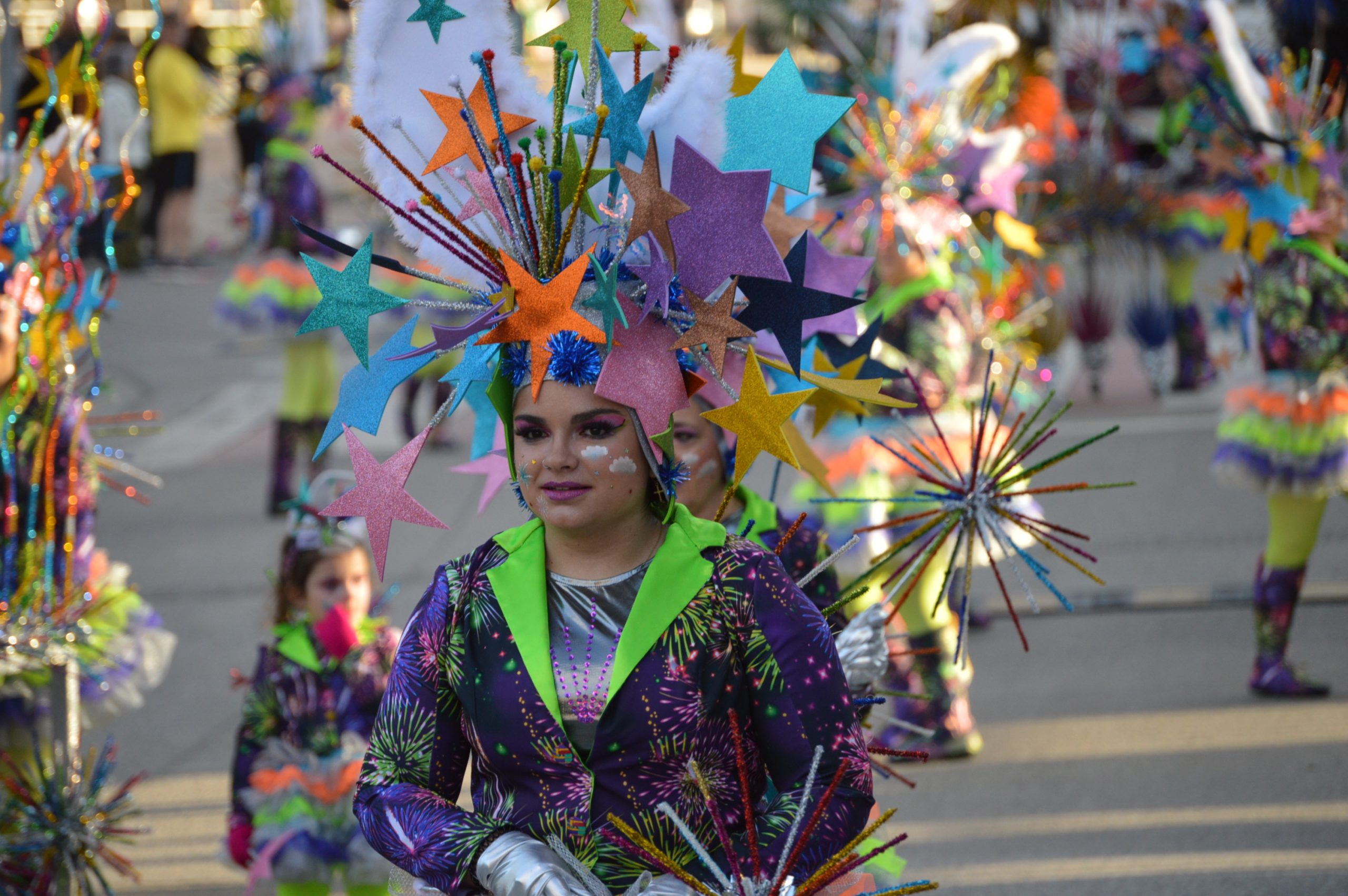 Carnavales en Ponferrada, el sol saca a la calle a miles de ponferradinos para disfrutar del desfile 60