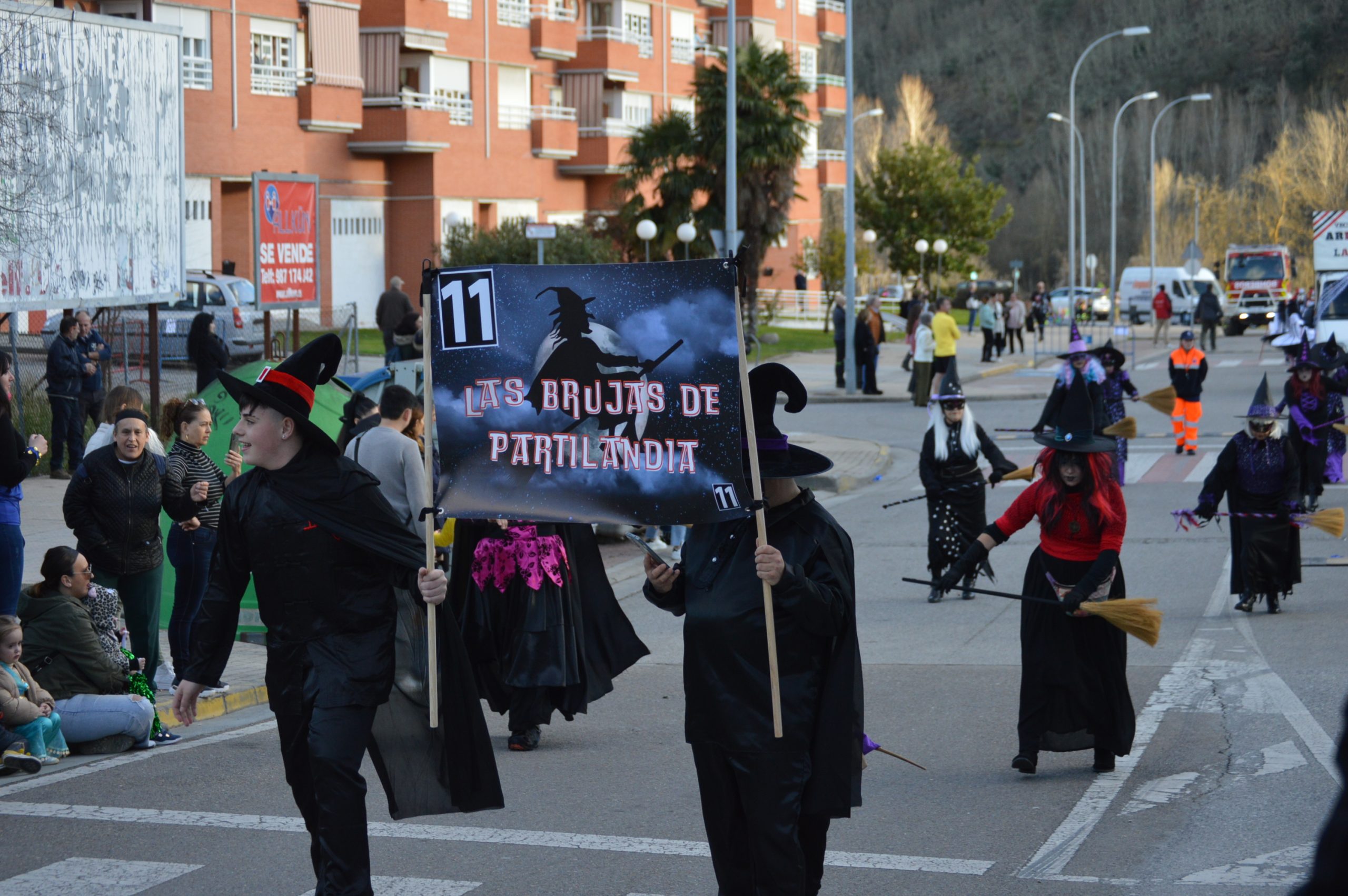 Carnavales en Ponferrada, el sol saca a la calle a miles de ponferradinos para disfrutar del desfile 53