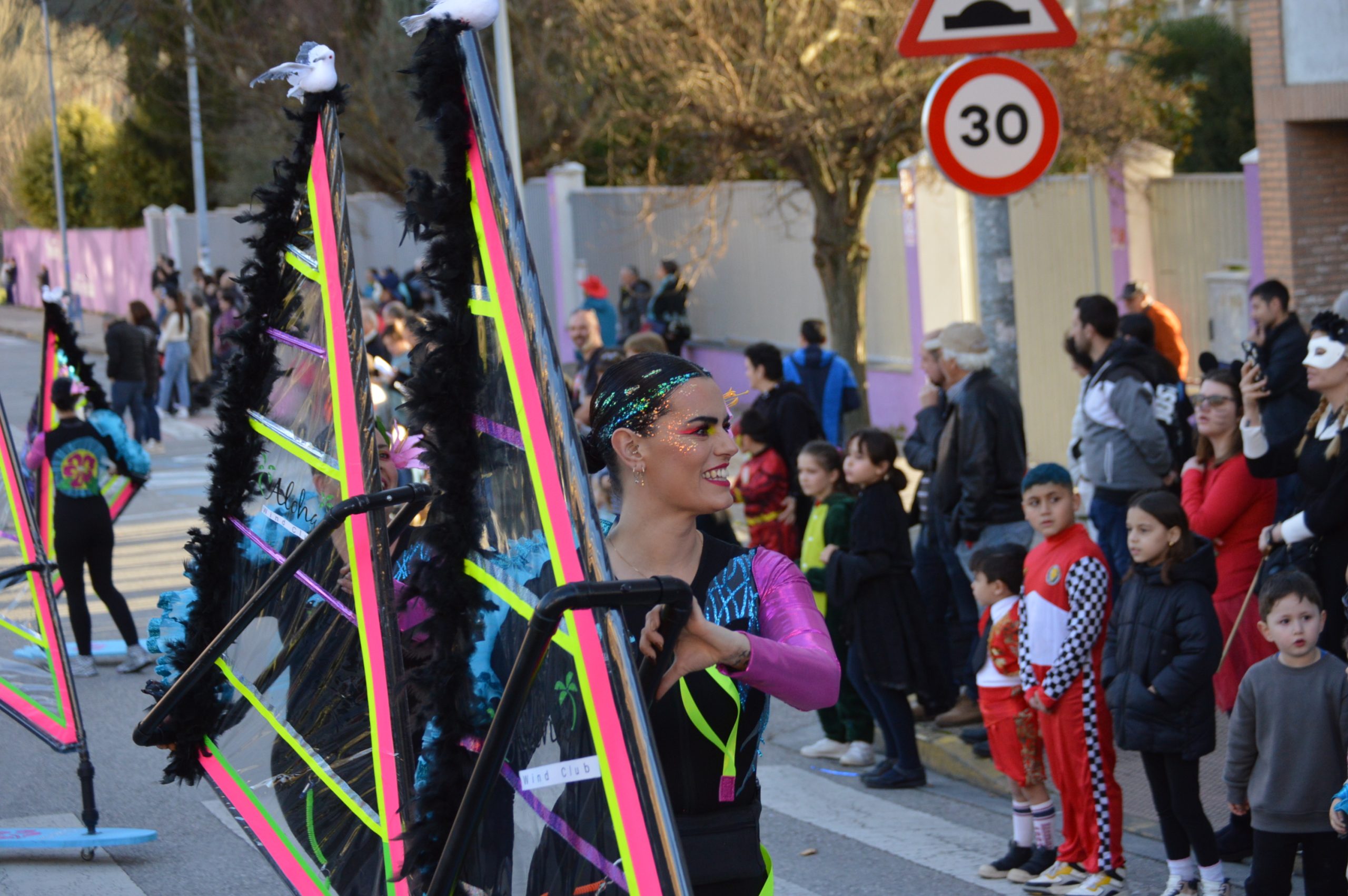 Carnavales en Ponferrada, el sol saca a la calle a miles de ponferradinos para disfrutar del desfile 24