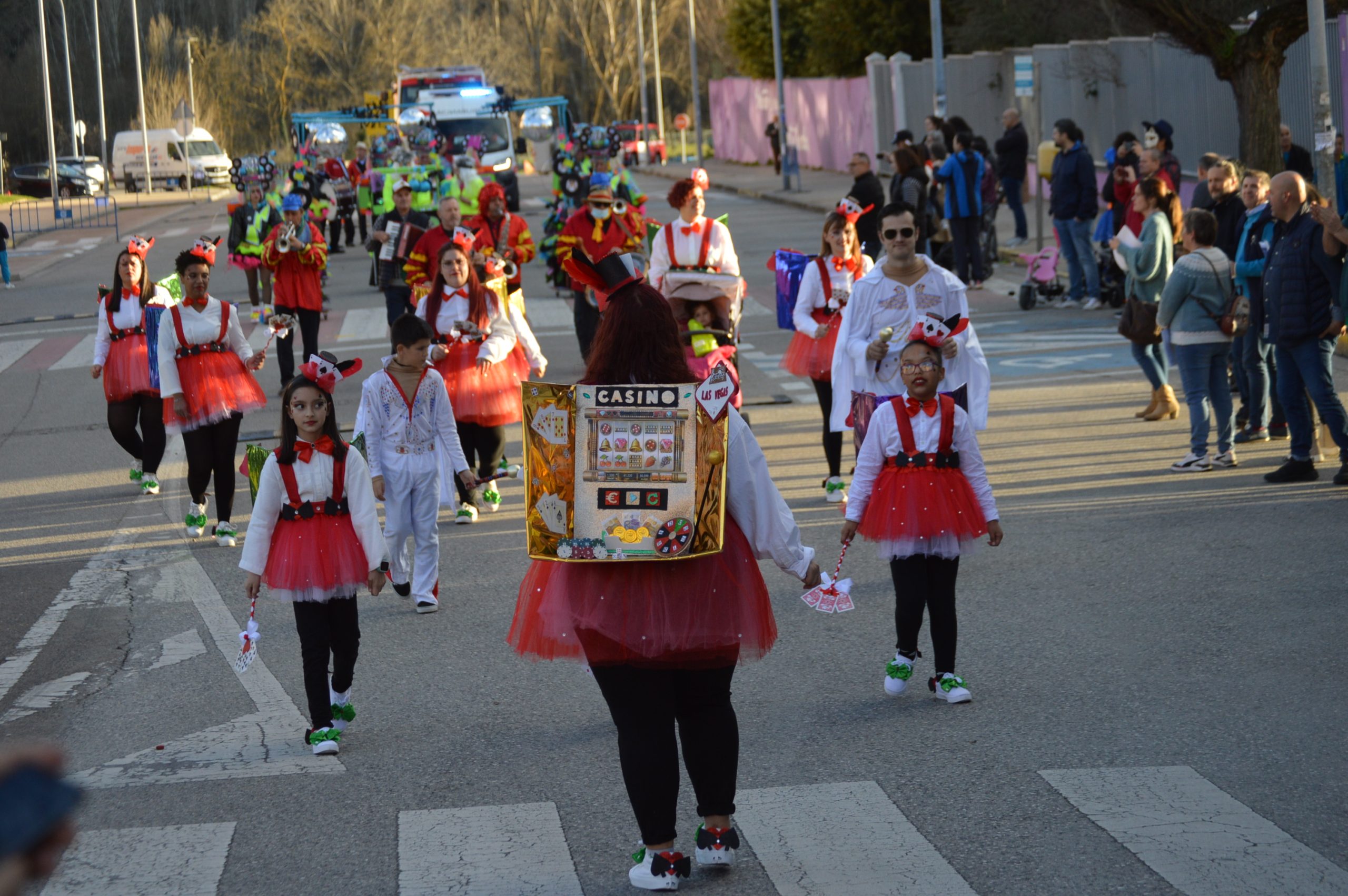 Carnavales en Ponferrada, el sol saca a la calle a miles de ponferradinos para disfrutar del desfile 15