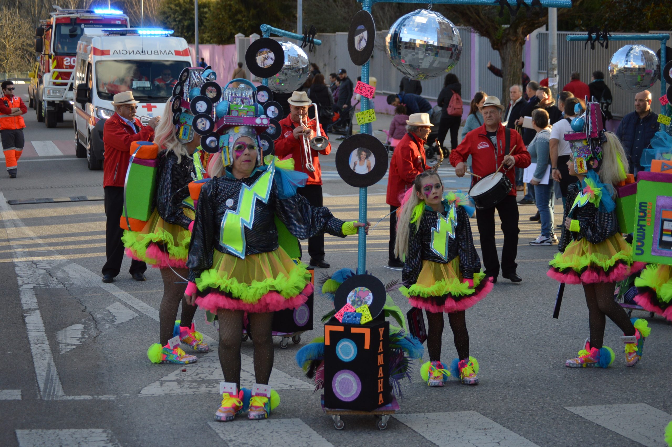 Carnavales en Ponferrada, el sol saca a la calle a miles de ponferradinos para disfrutar del desfile 3