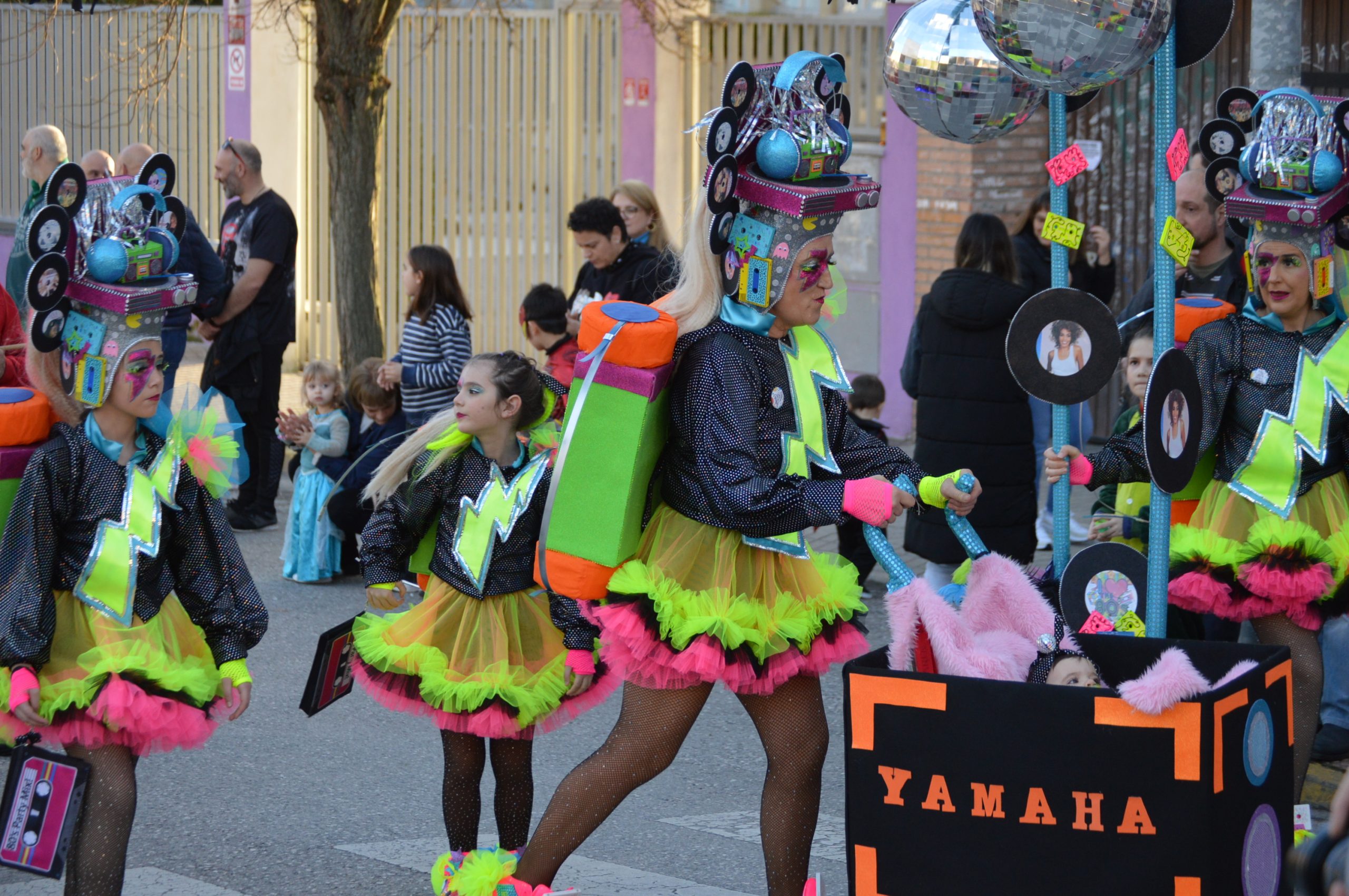 Carnavales en Ponferrada, el sol saca a la calle a miles de ponferradinos para disfrutar del desfile 117