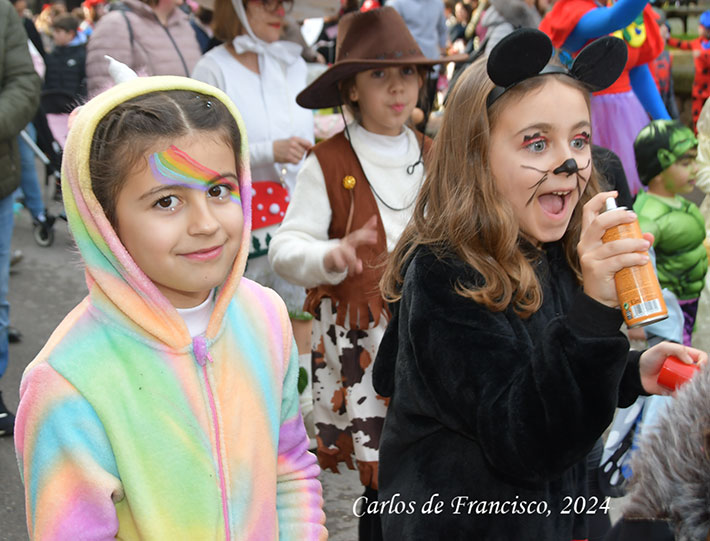 Carnaval Infantil de Cacabelos: Color, música y chocolate en una tarde soleada 7