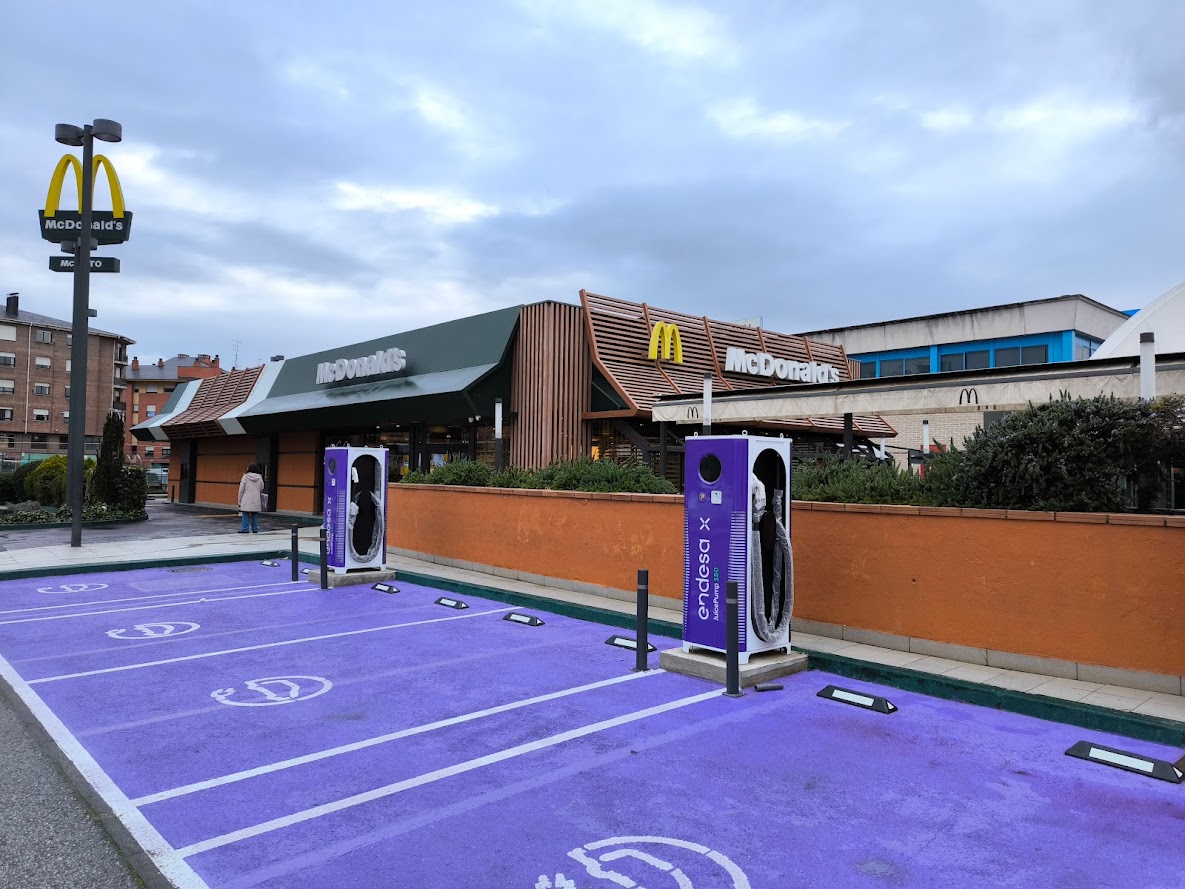 Endesa y McDonald's suman 4 nuevos cargadores para coches eléctricos en Ponferrada 1