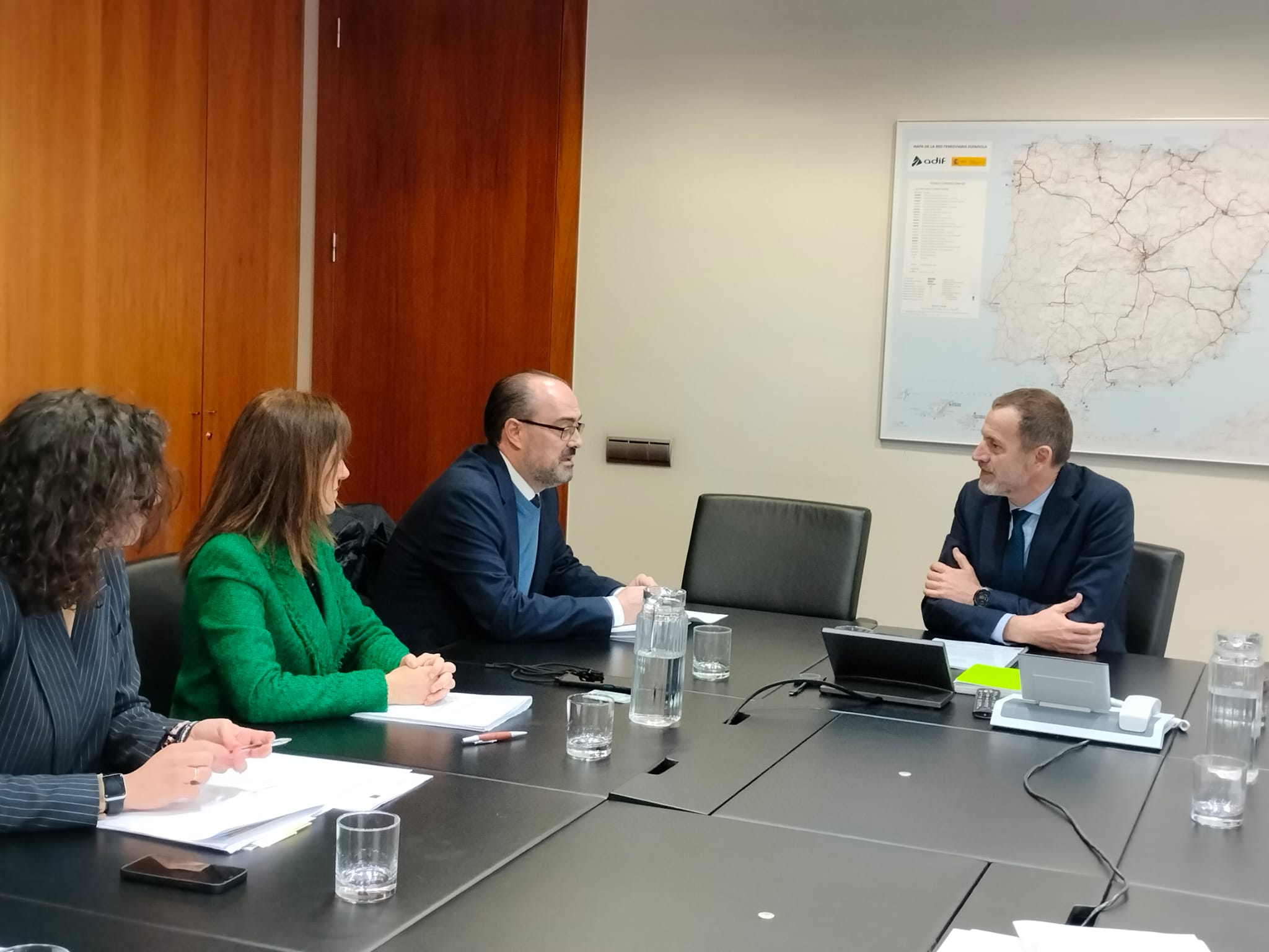 El alcalde de Ponferrada se reúne con Ángel Contreras, presidente de Adif para plantear las necesidades del apartadero ferroviario y el lazo del Manzanal 1