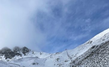 La escasez de nieve no impide que 1.016 personas visiten la estación de esquí de San Isidro durante el fin de semana 10