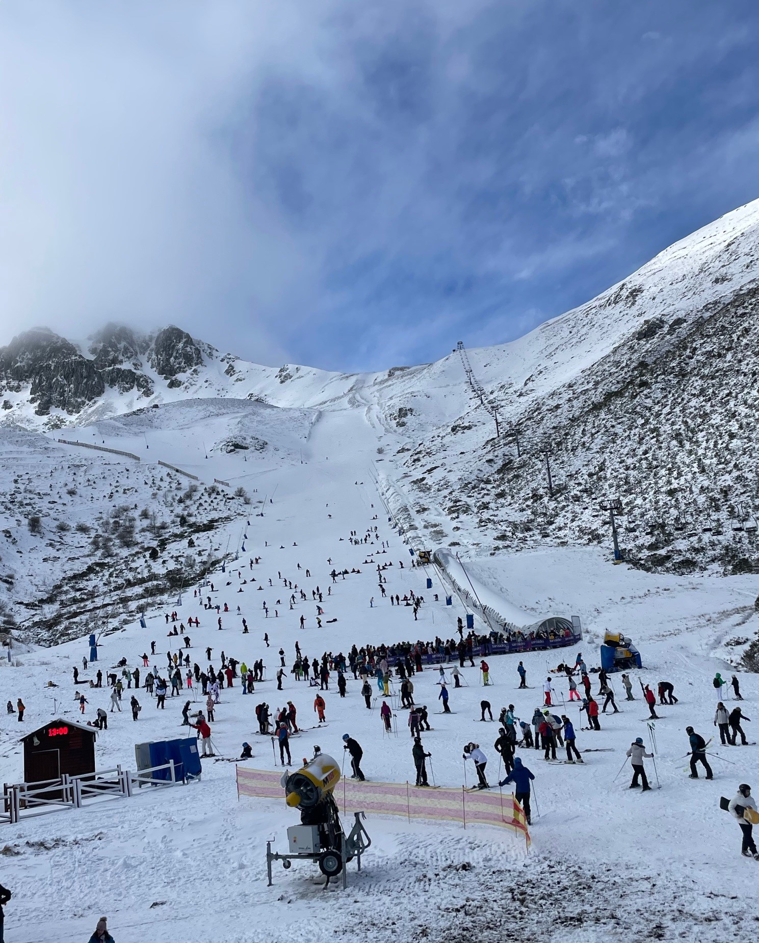 La escasez de nieve no impide que 1.016 personas visiten la estación de esquí de San Isidro durante el fin de semana 1