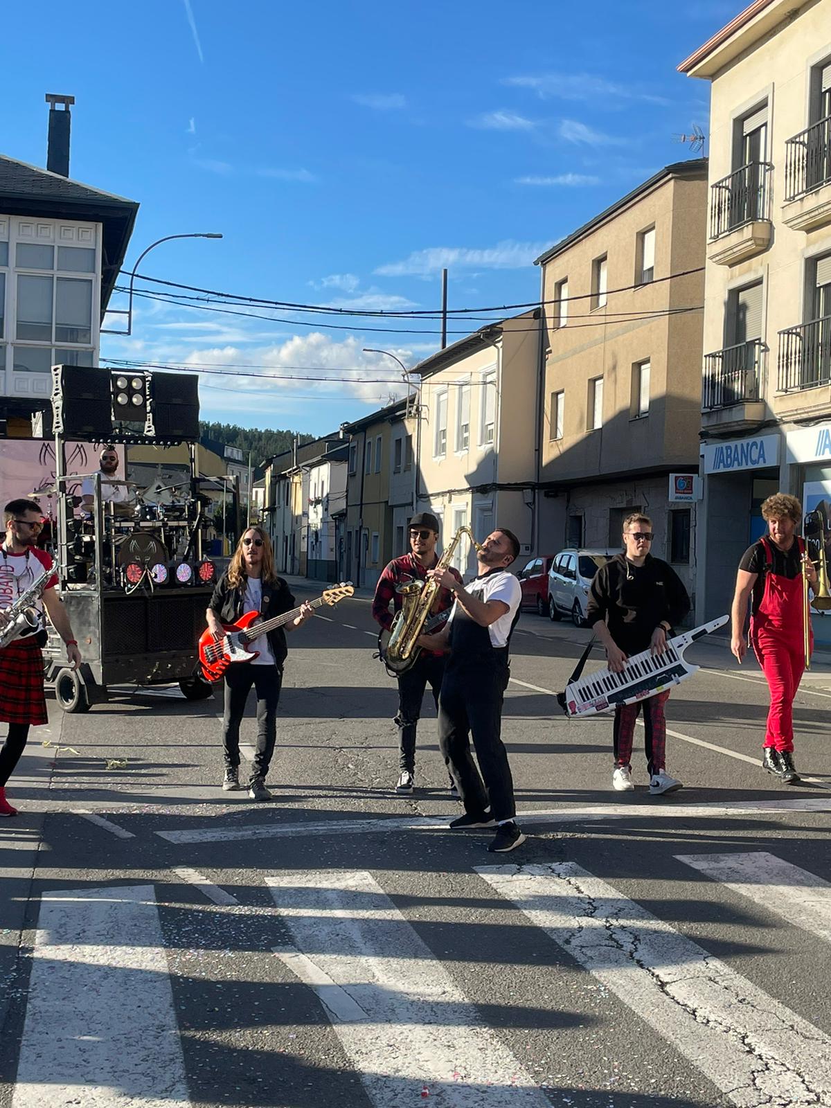 CARNAVAL 2024 FOTOS | Camponaraya se divierte entre ovnis, carreras de Fórmula Uno, Barbie's y carrozas 73