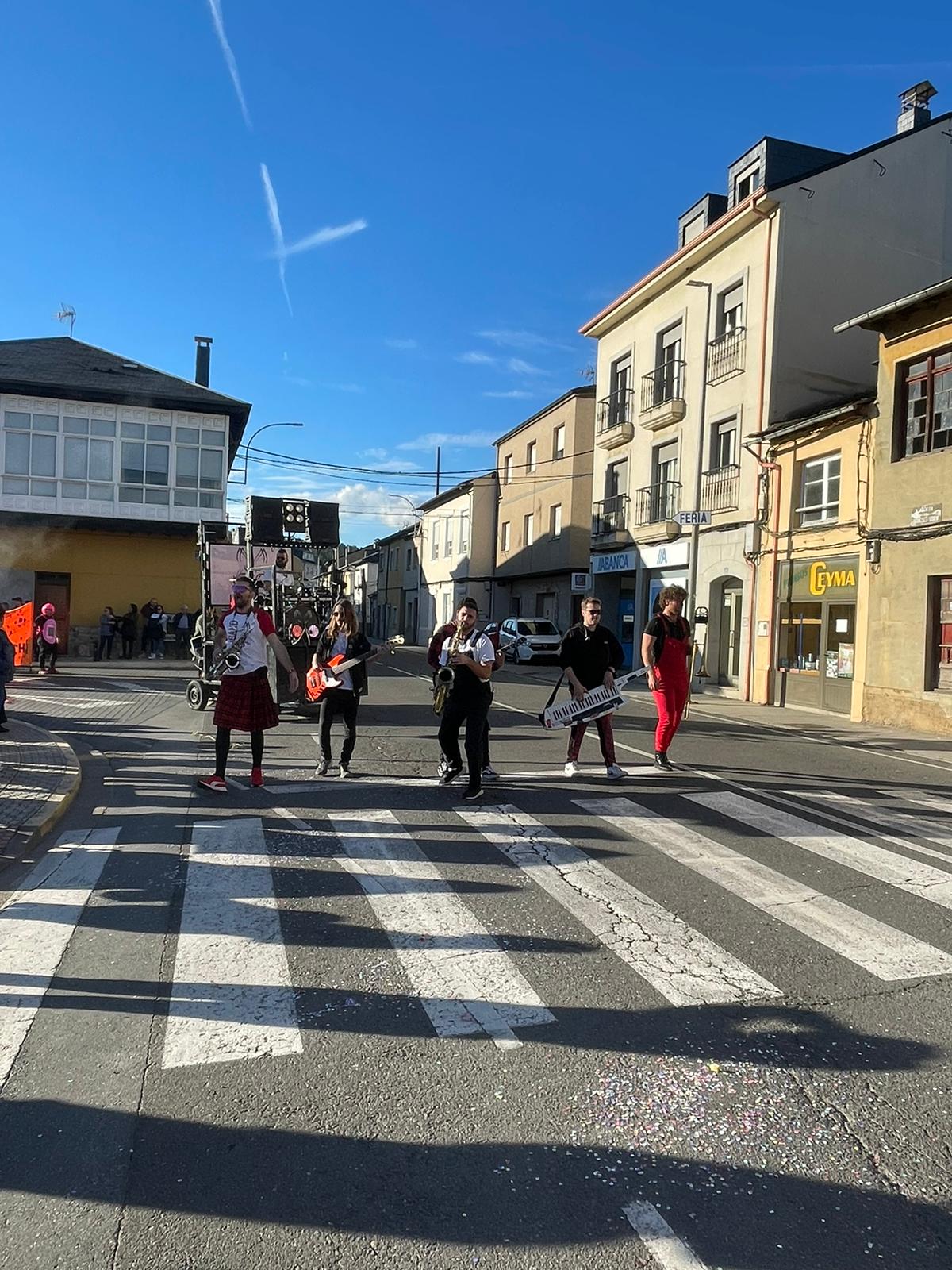 CARNAVAL 2024 FOTOS | Camponaraya se divierte entre ovnis, carreras de Fórmula Uno, Barbie's y carrozas 72