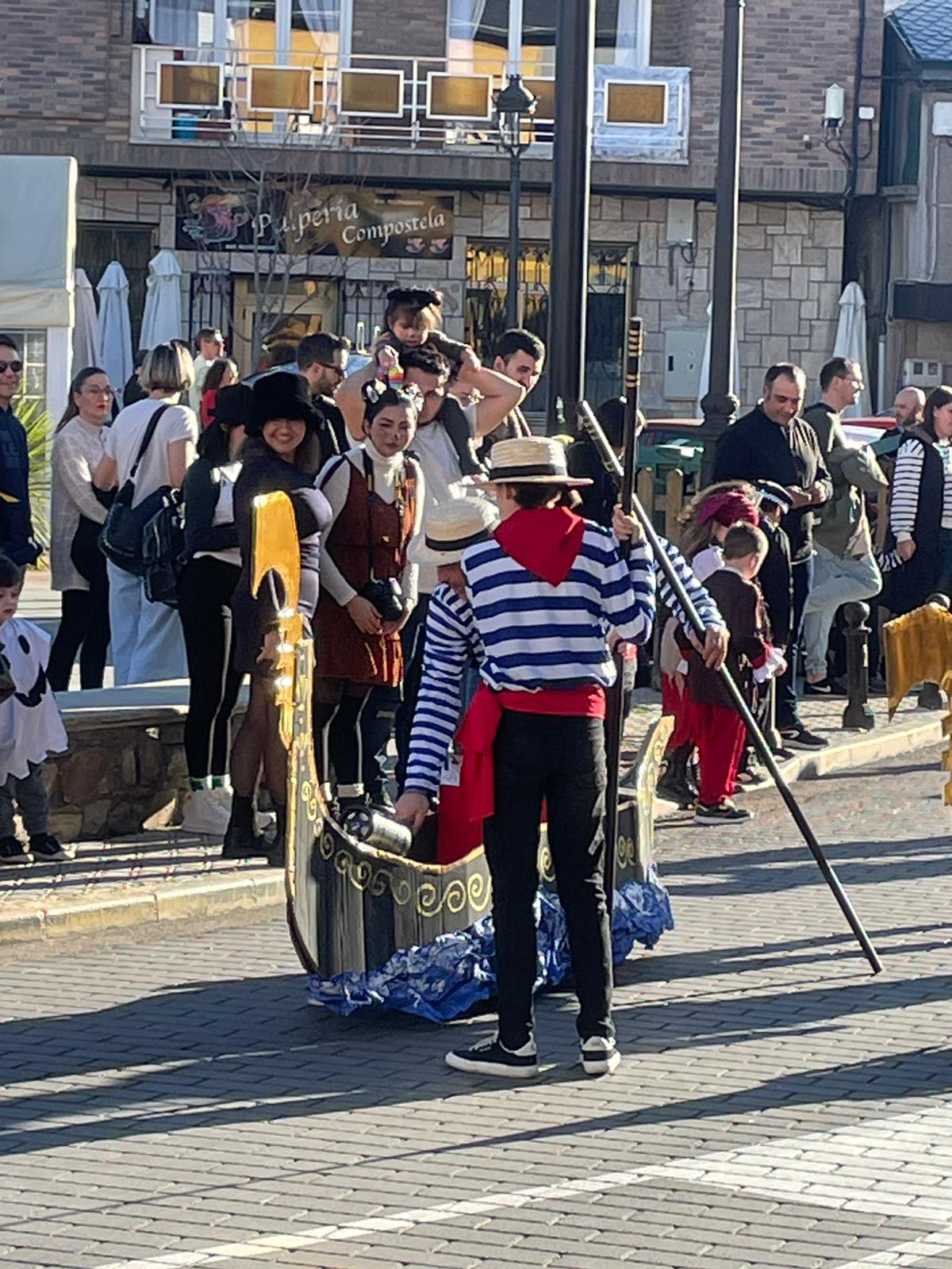 CARNAVAL 2024 FOTOS | Camponaraya se divierte entre ovnis, carreras de Fórmula Uno, Barbie's y carrozas 70