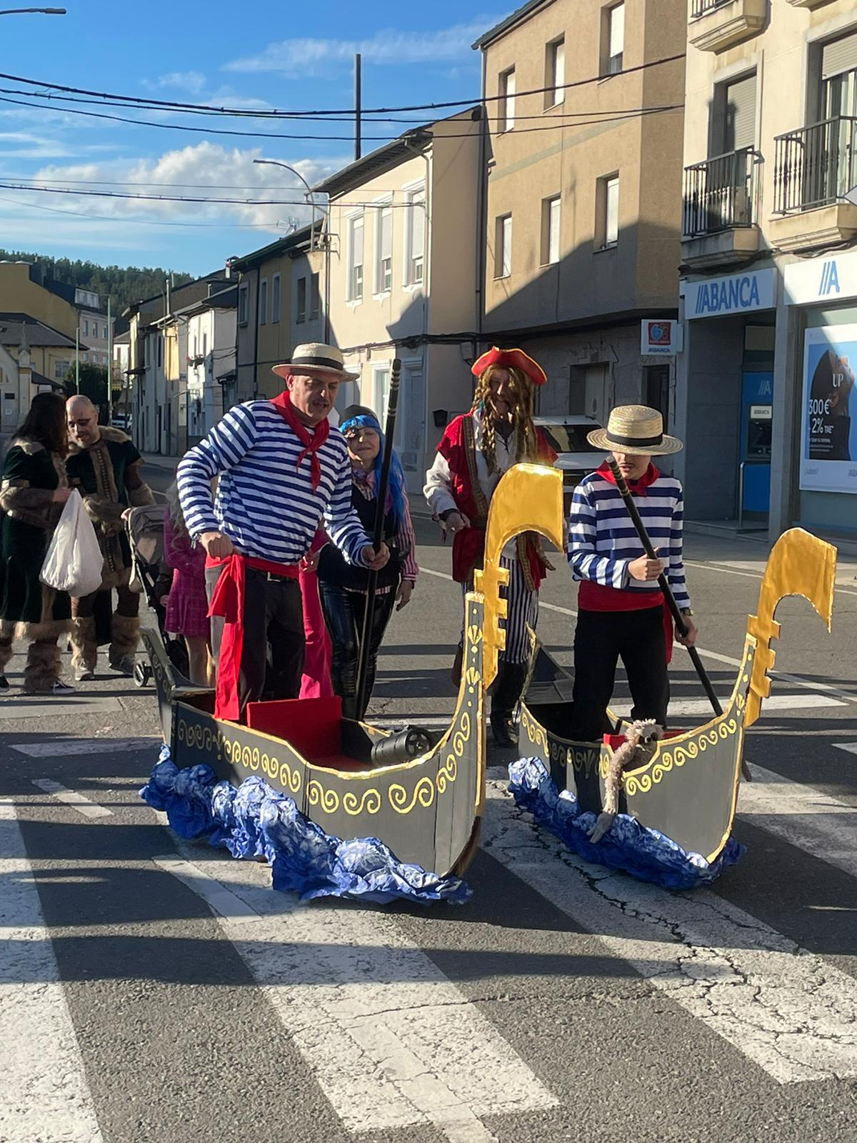 CARNAVAL 2024 FOTOS | Camponaraya se divierte entre ovnis, carreras de Fórmula Uno, Barbie's y carrozas 66